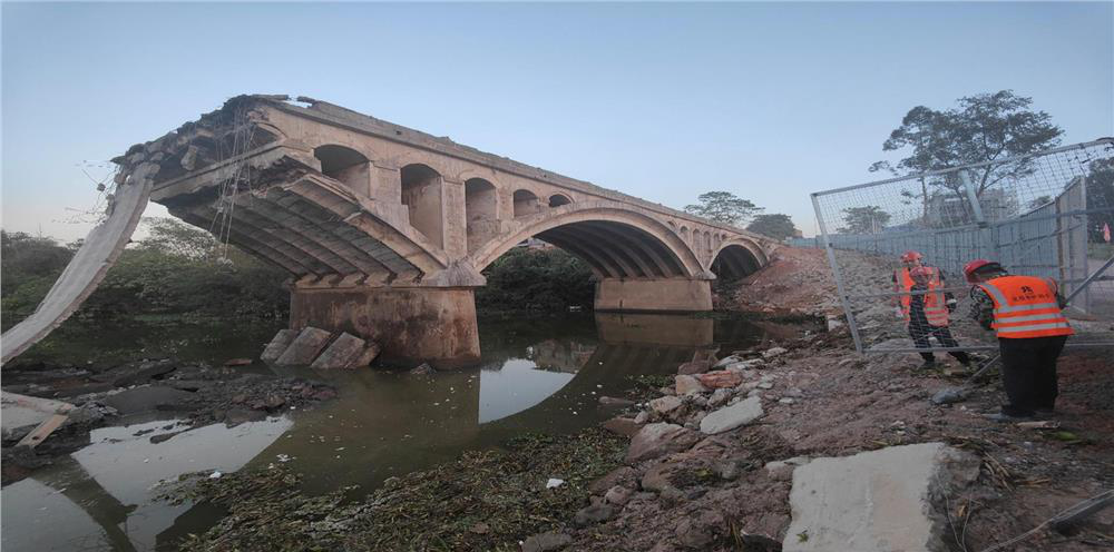 Construction method for quickly breaking and dismantling masonry arch bridge based on bridge floor cutting