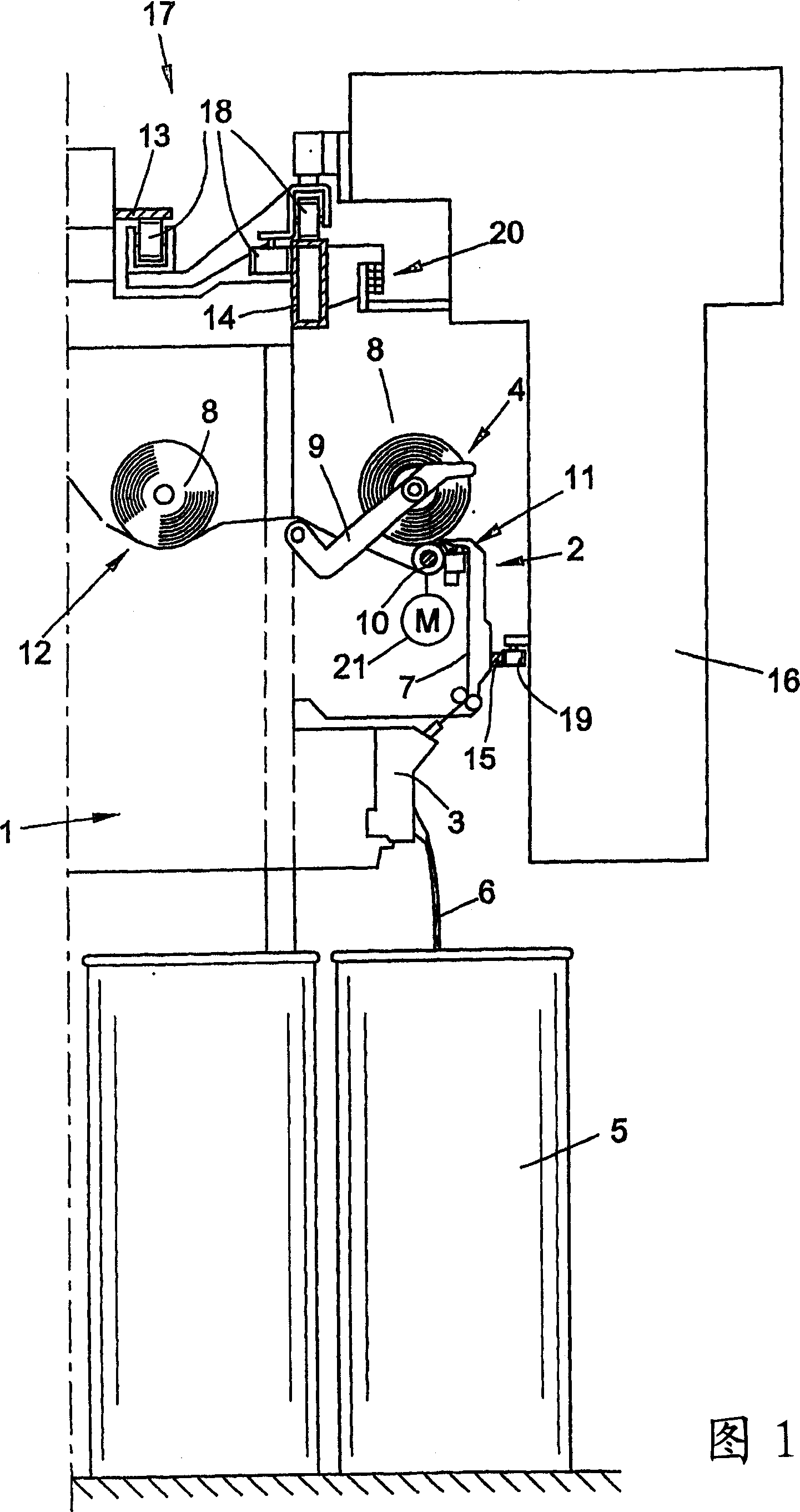 Thread transversing device for a winding device of a cross-wound bobbin producing textile machine