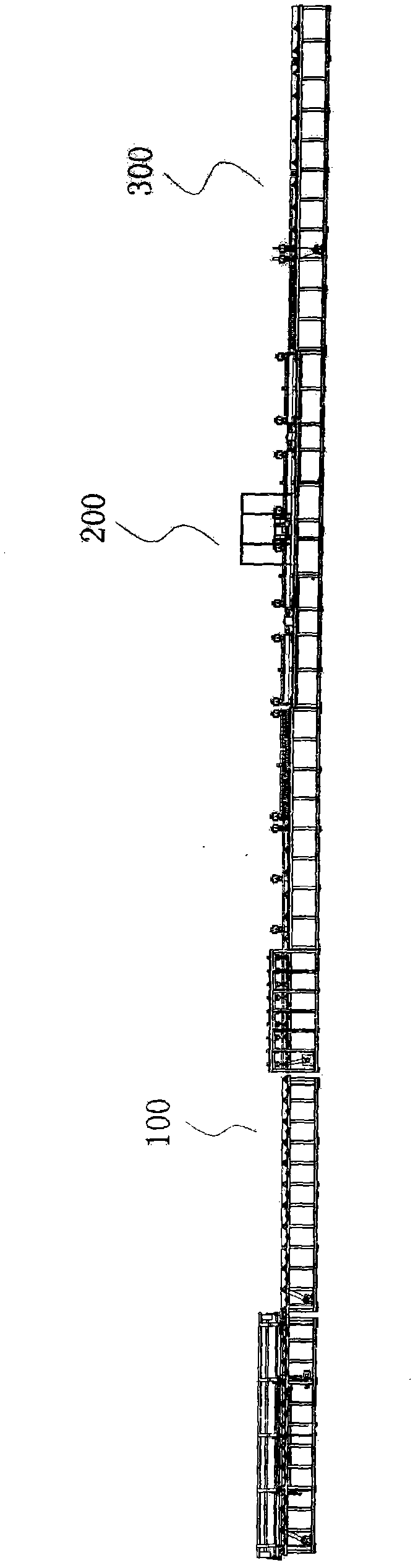 Machine tool for continuously quenching slender steel pipe