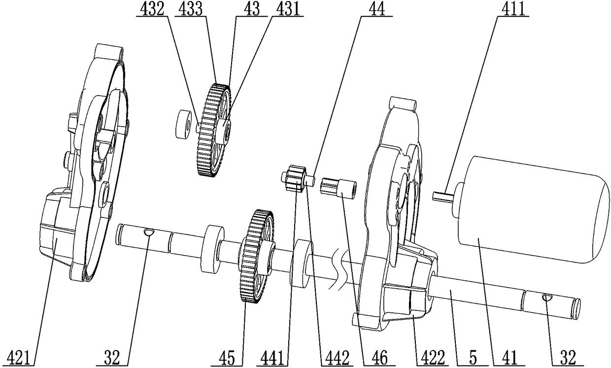 Power-assisted transmission structure for traveling machine