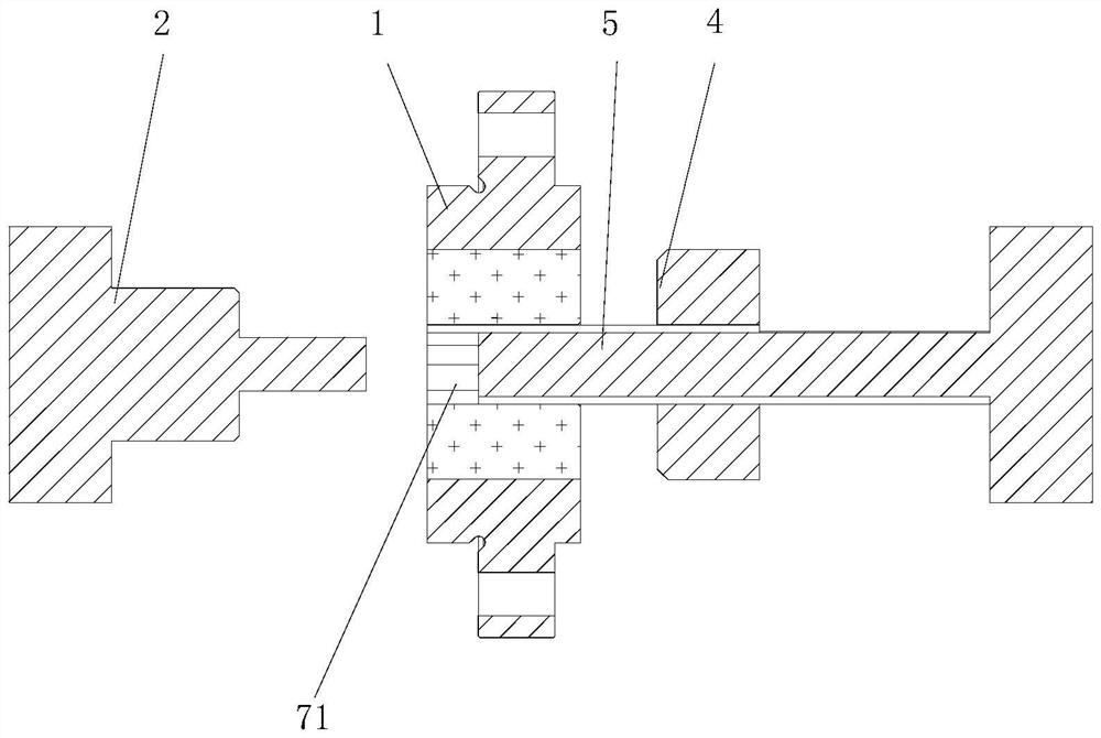 Forming die and forming method for blade with multi-powder structure in circumferential direction