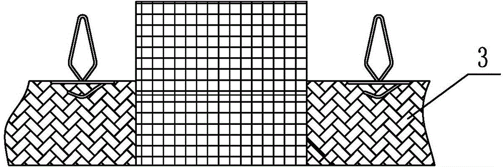 End-to-end connected lining cushion and production method thereof