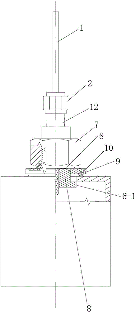 Staggered-type adapter used for mounting lever-type sensor on pressure vessel