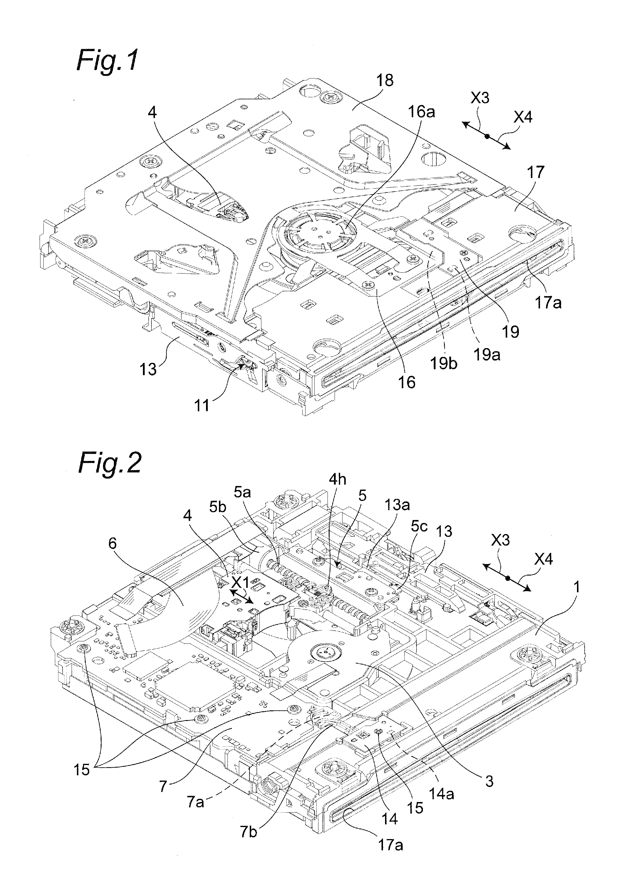 Lens cleaner and optical disc device