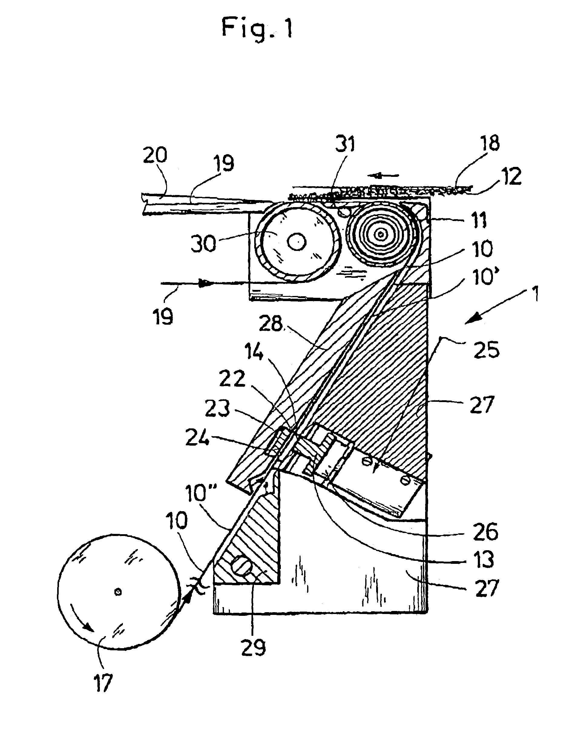 Process and device for conveying a wrapper strip in a machine of the tobacco processing industry