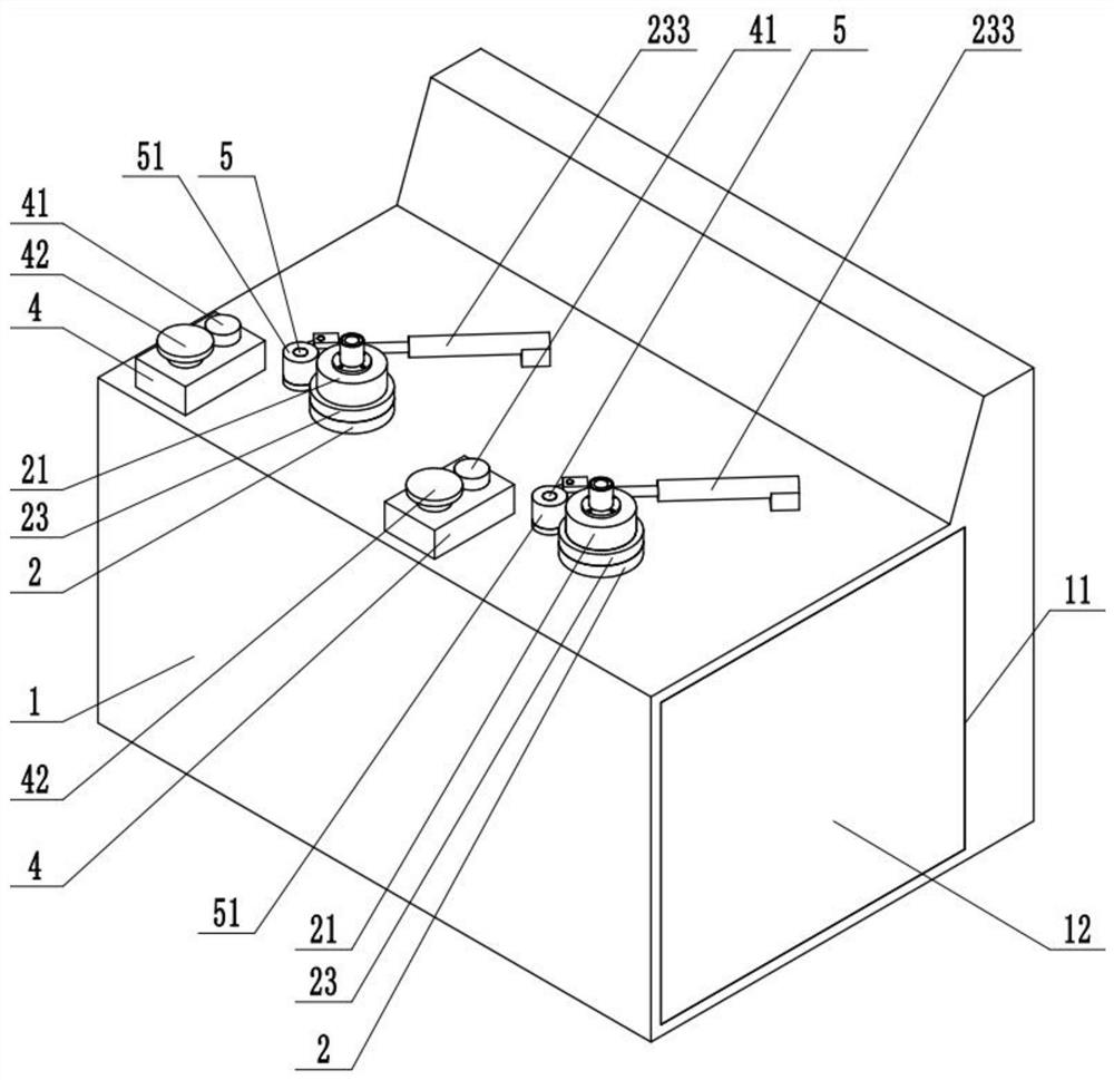 Device for automatically assembling flange plate and shaft sleeve