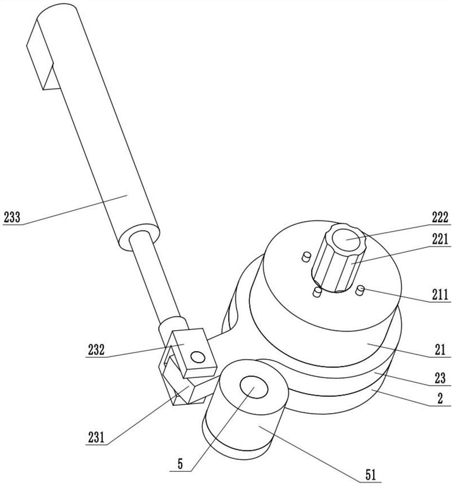 Device for automatically assembling flange plate and shaft sleeve