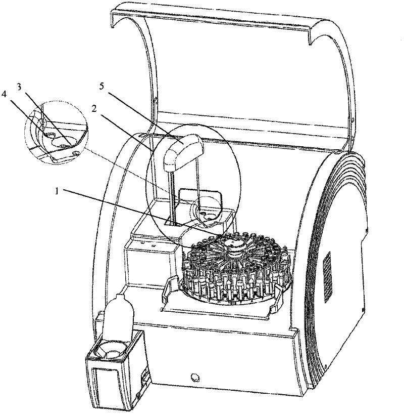 Automated analysis device with an automatic pipetting device and a pipetting needle rinsing station