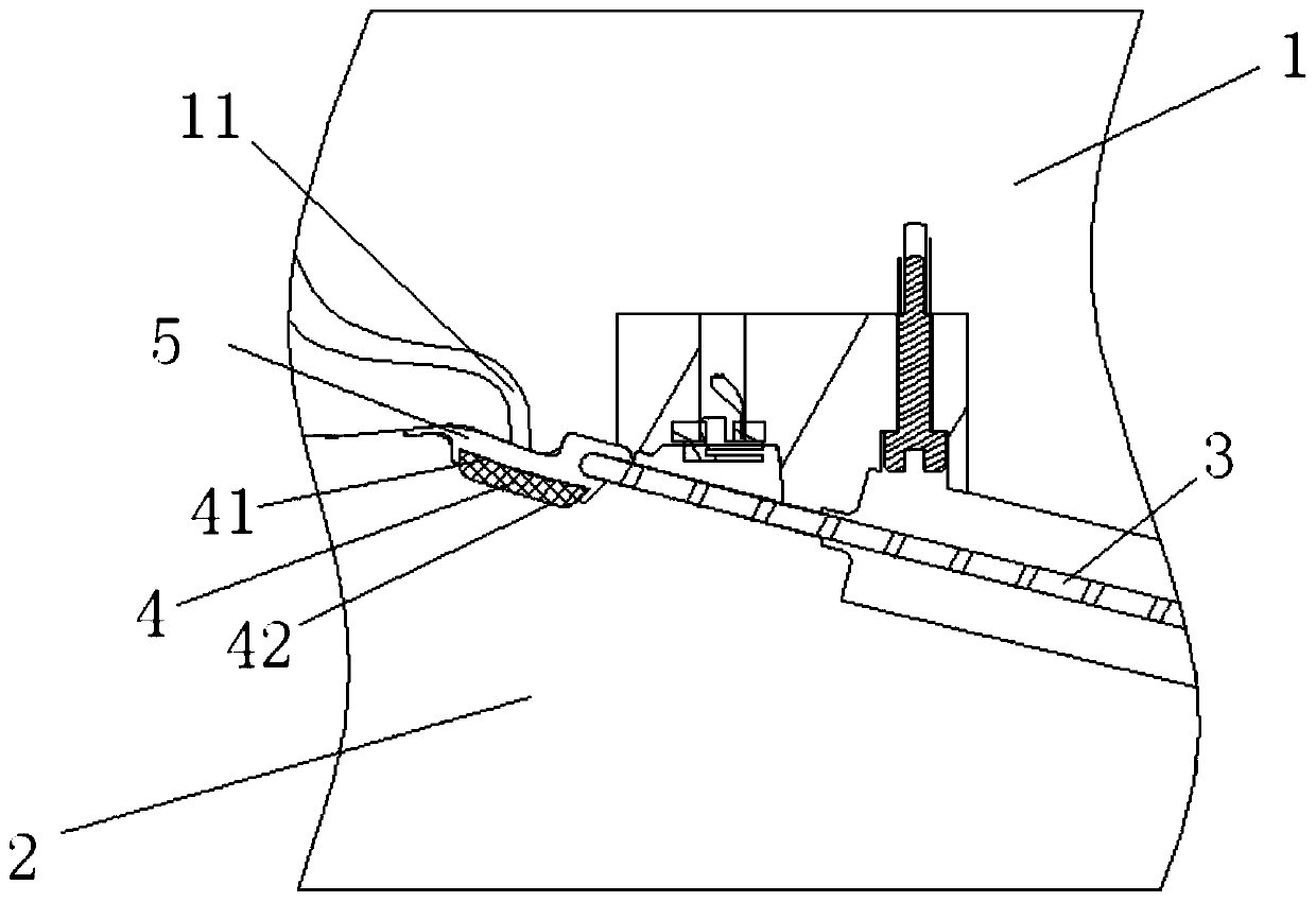 A glass edging assembly and its injection molding method