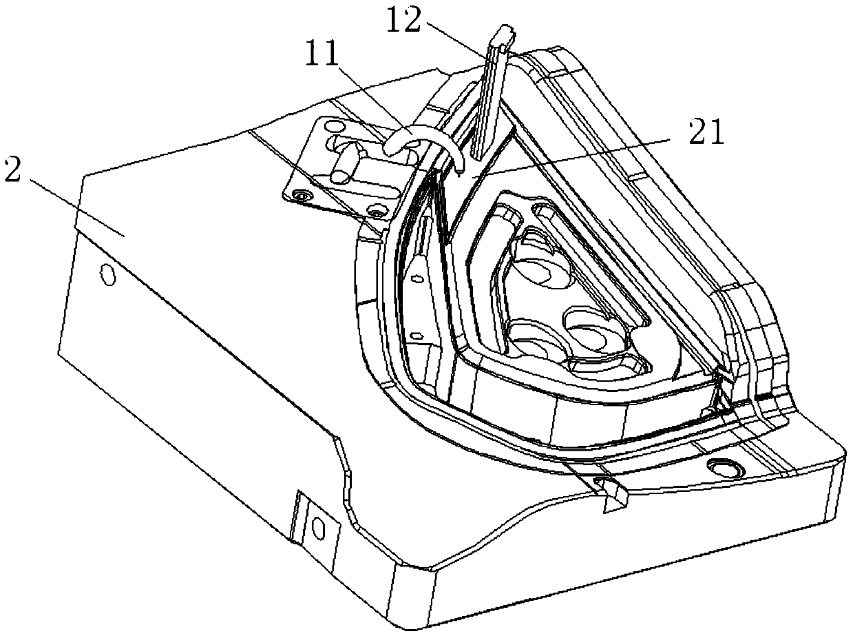 A glass edging assembly and its injection molding method