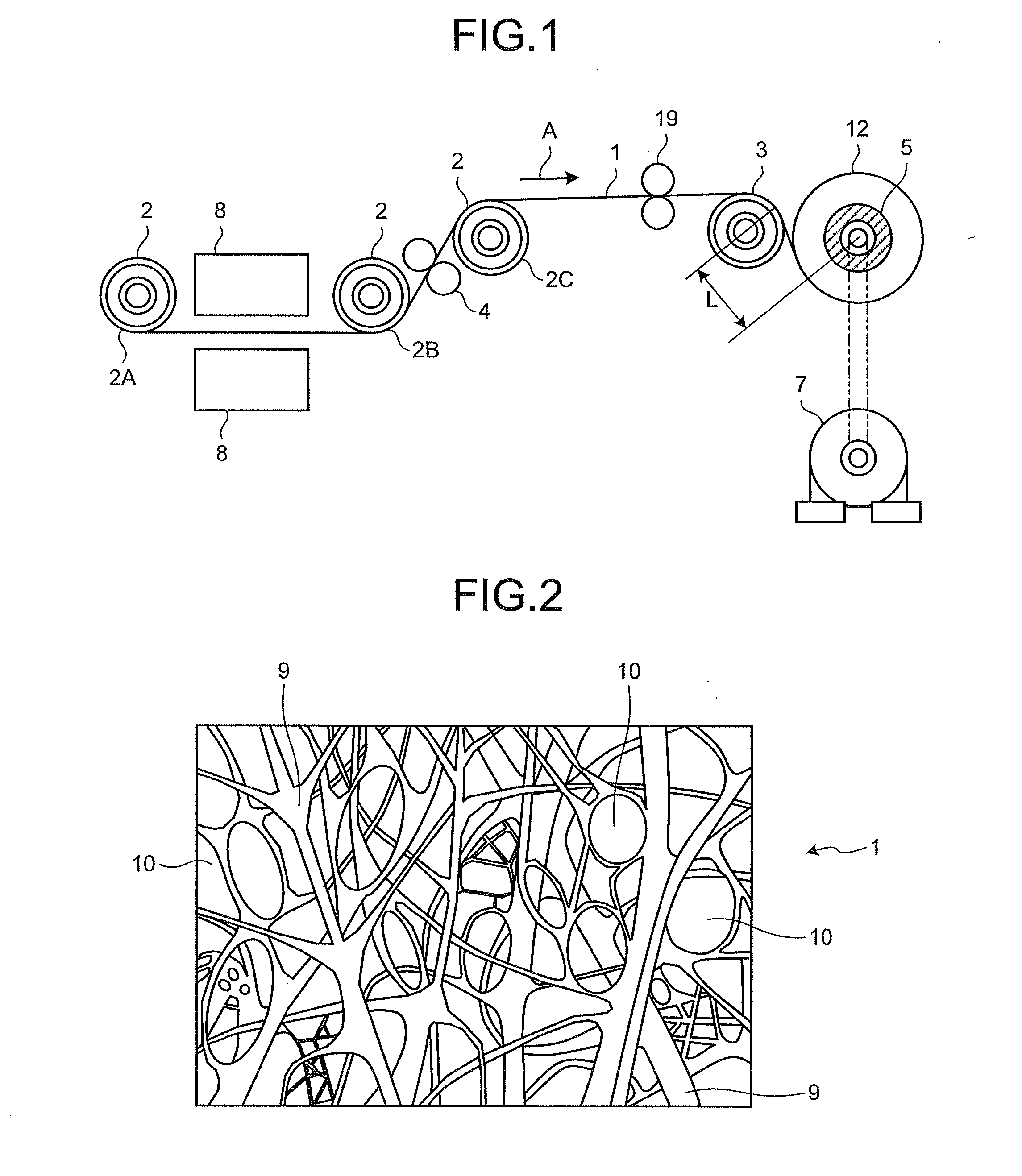 Apparatus and method for manufacturing microporous plastic film roll