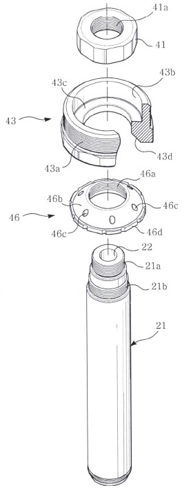 Injection mould device with spray nozzle self-centering device