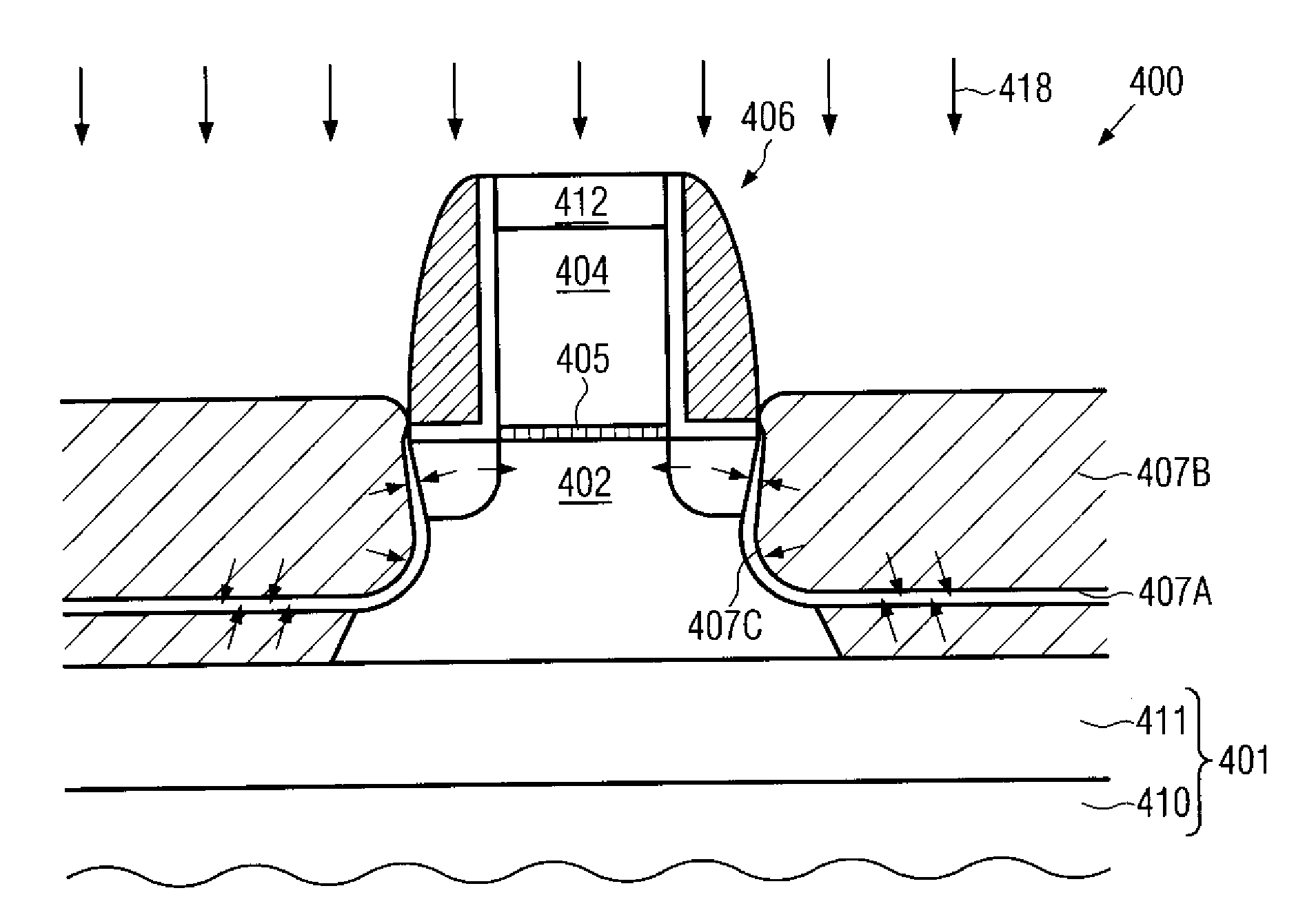 Soi transistor having an embedded strain layer and a reduced floating body effect and a method for forming the same