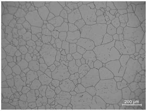 Low-chromium corrosion-resistant high-strength polycrystal high-temperature alloy and preparation method thereof