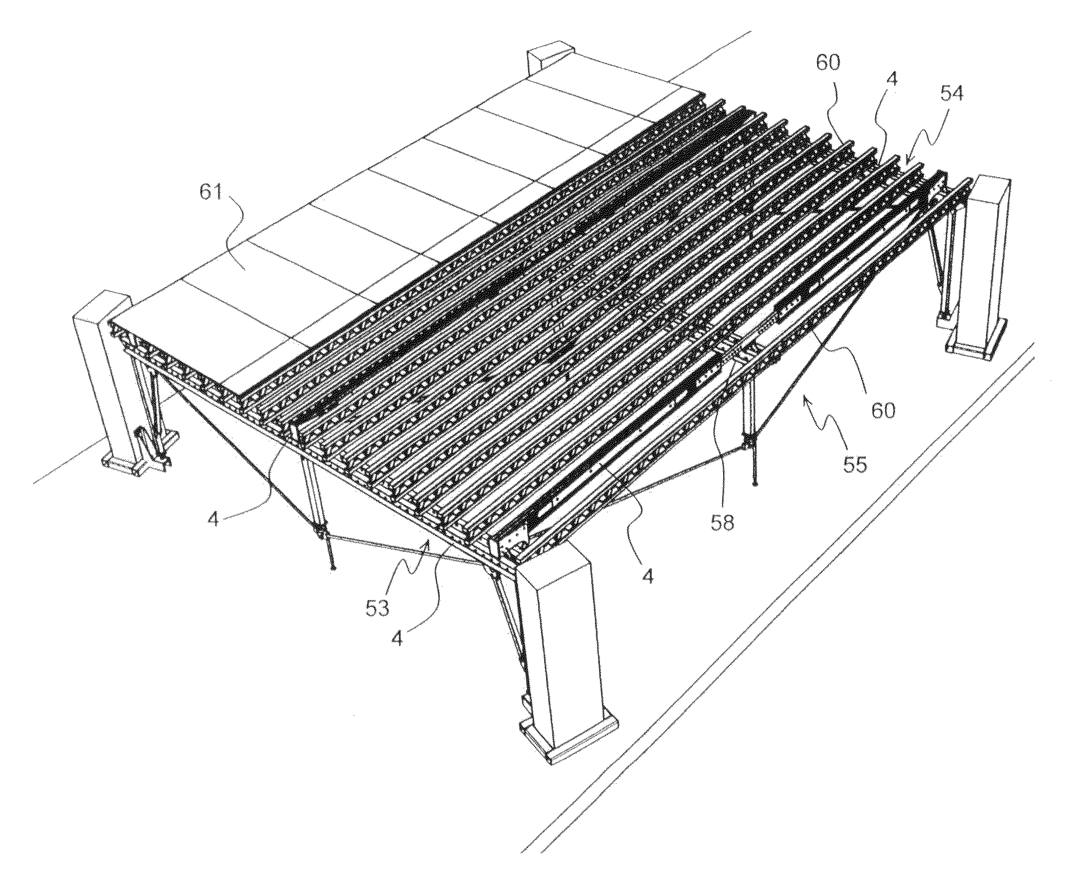 Girder element for concrete formwork comprising a structure for automatically compensating bending strains