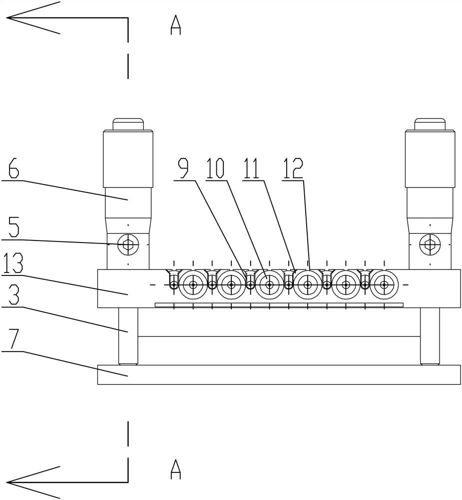 Painting mold bracket capable of flexibly adjusting levelness and adjusting method