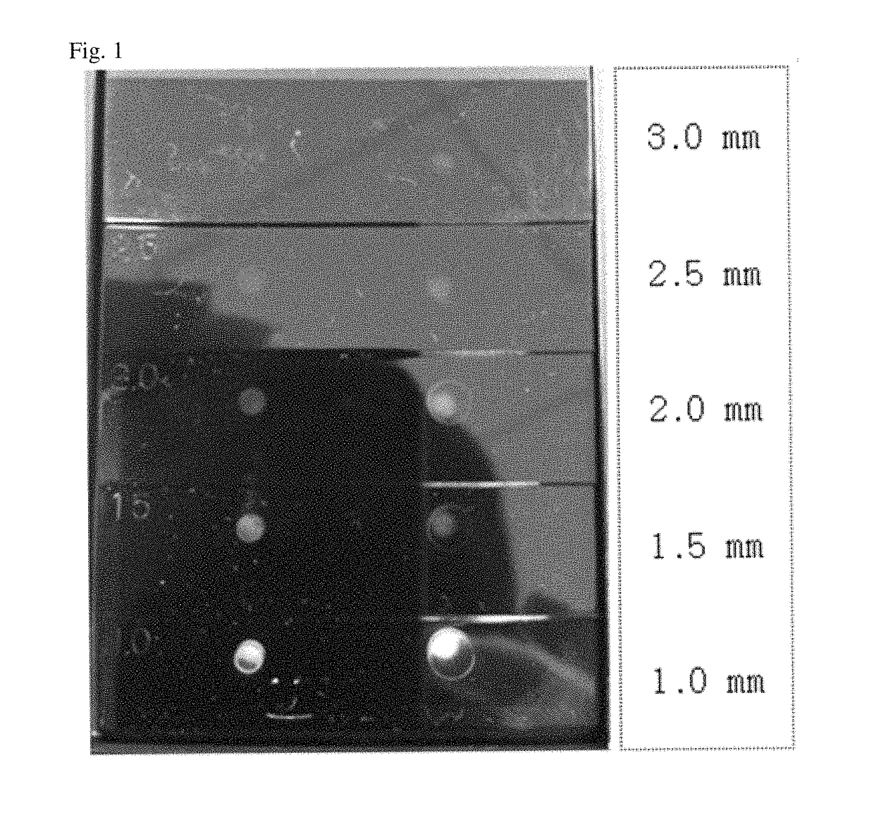 Colored resin composition exhibiting pleochroism, and molded plastics manufactured using same