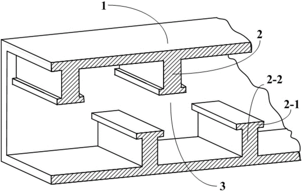 A t-shaped interleaved double-gate slow-wave device