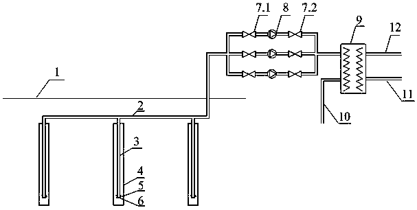 Offshore beach percolation and water taking device applied to seawater source heat pump