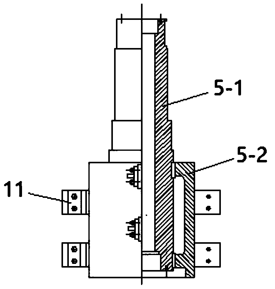 Vertical shaft-type crushing machine with differential function