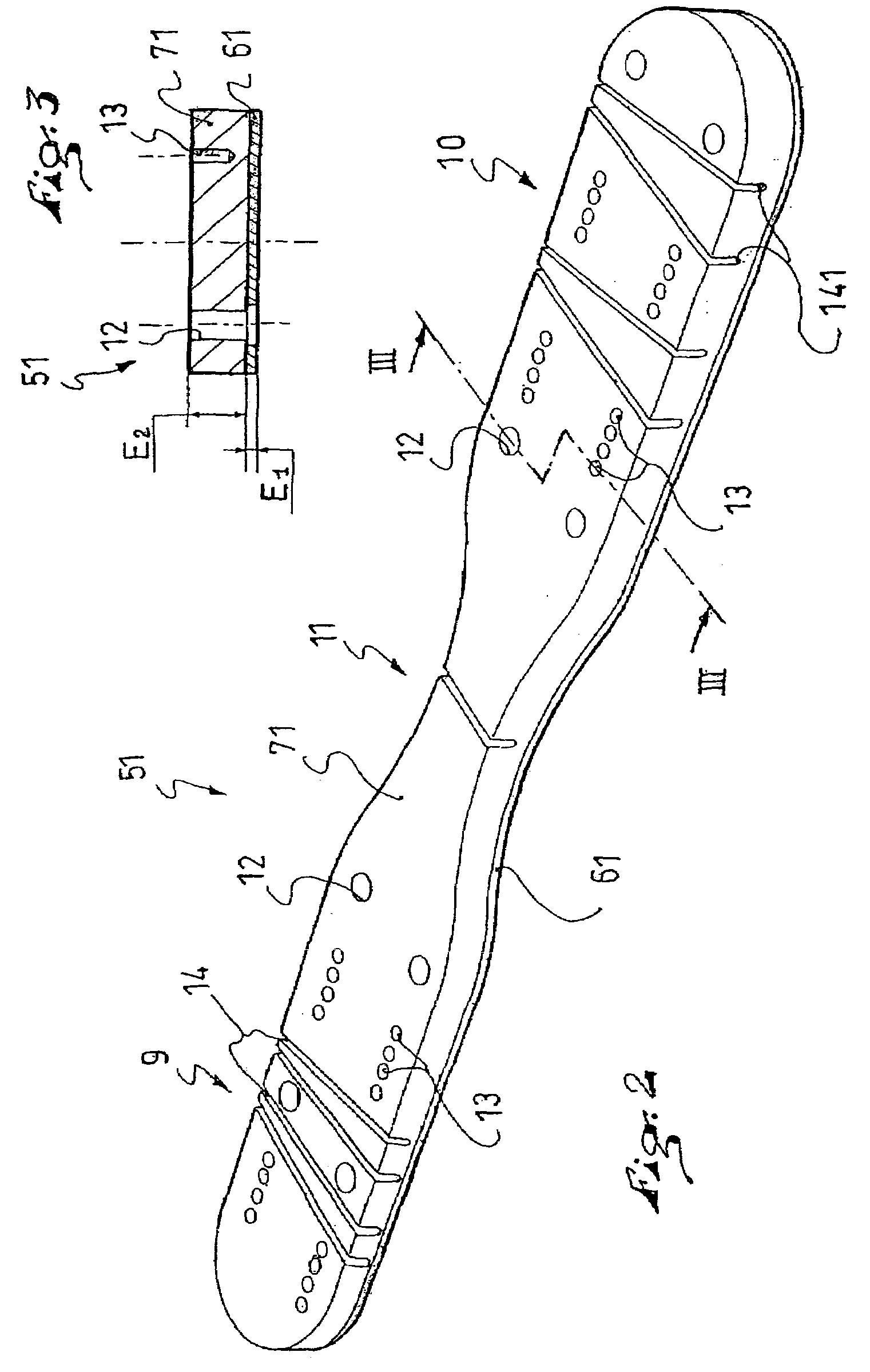 Interface device for a gliding board, a gliding apparatus including such device, and a method of manufacture