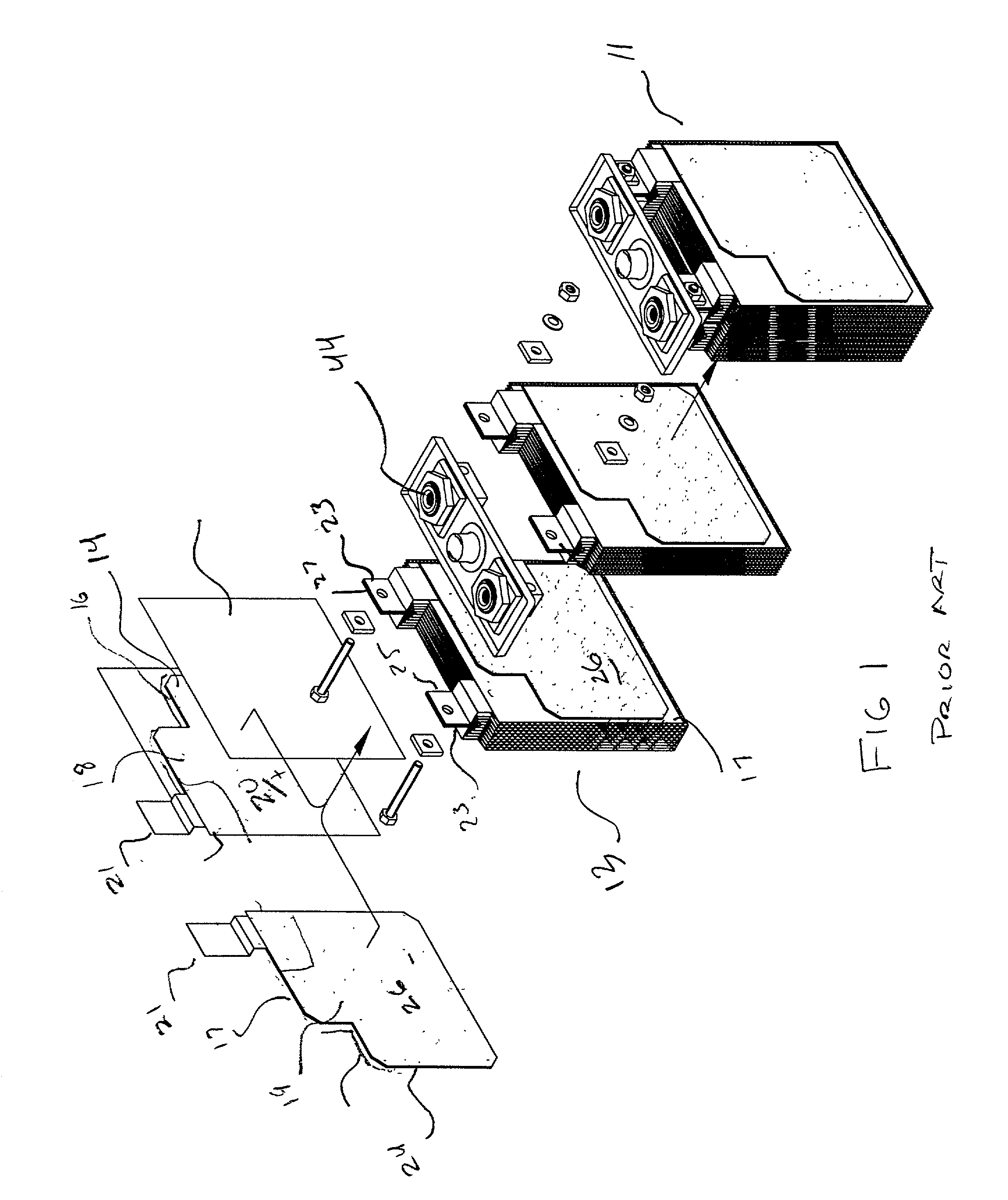 Prismatic battery with maximized and balanced current transmission between electrodes and terminals
