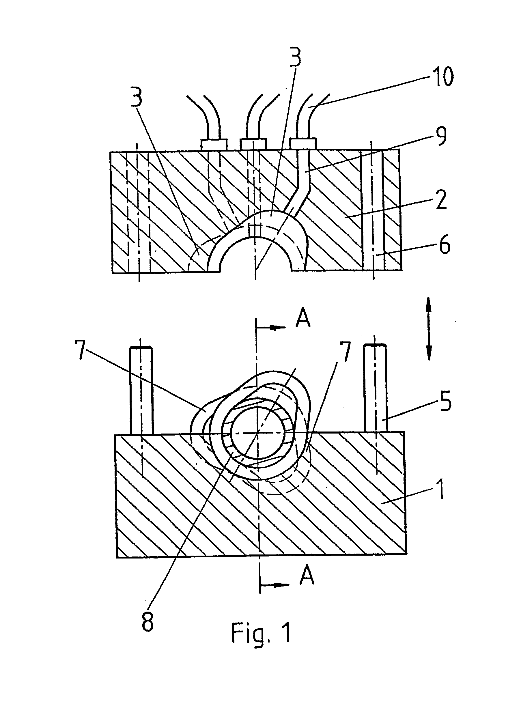 Method for feeding hydroforming presses, and device for carrying out the method