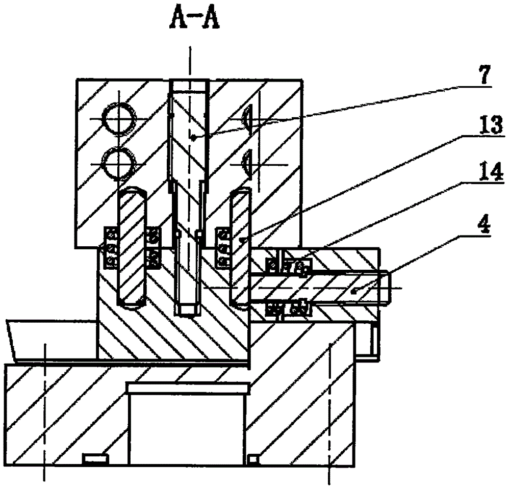Blade clamping centering adjusting device of indexable insert periphery grinding machine