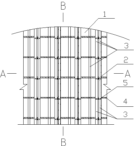 Construction method for wood formwork with bigger circular structure by taking reinforcing steel bar as lateral rear edge