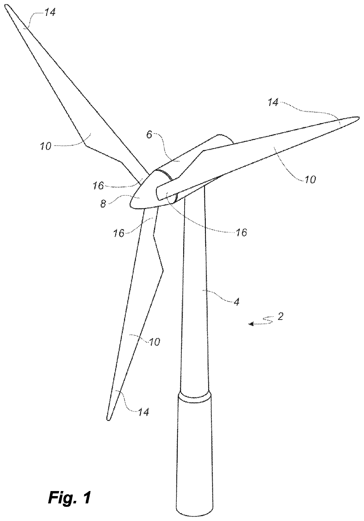 Splitter plate arrangement for a serrated wind turbine blade