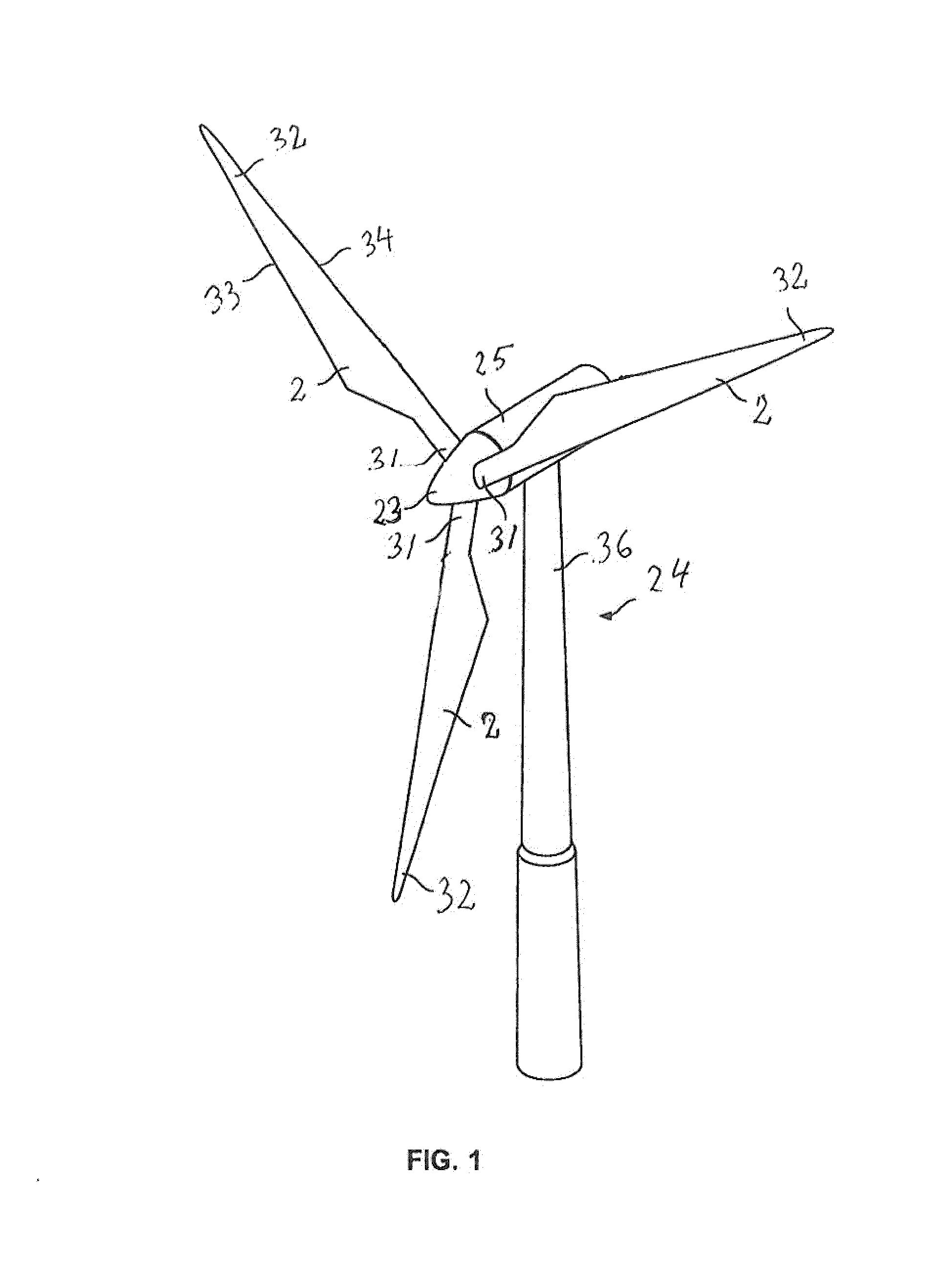 Wind turbine blade having a root region with elongated fastening members provided with metal fibres