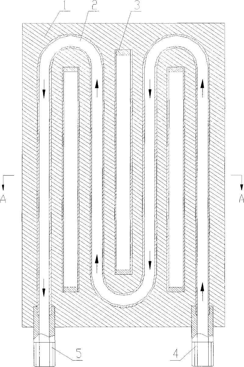 Liquid-cooled cooling plate with composite casting structure