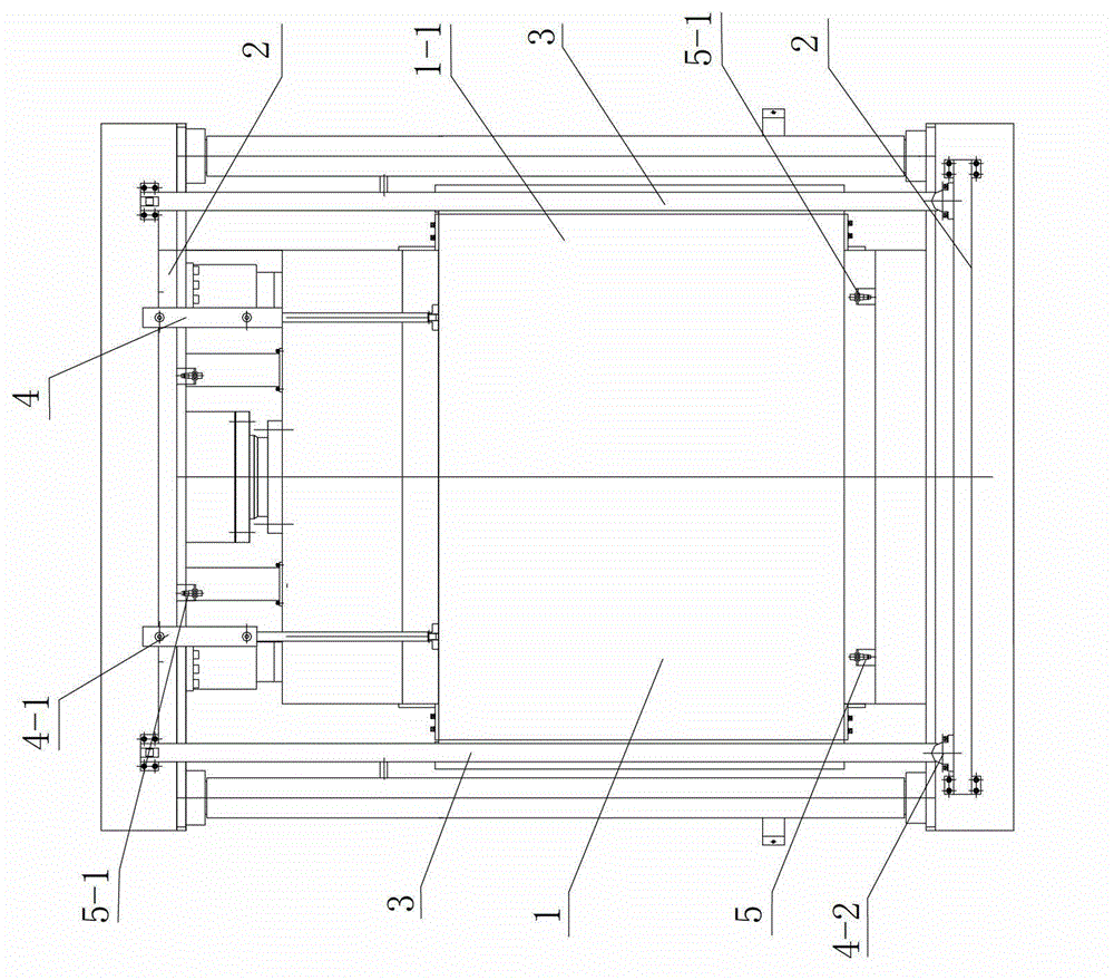 Heat insulating device of isothermal thermal forming forging press