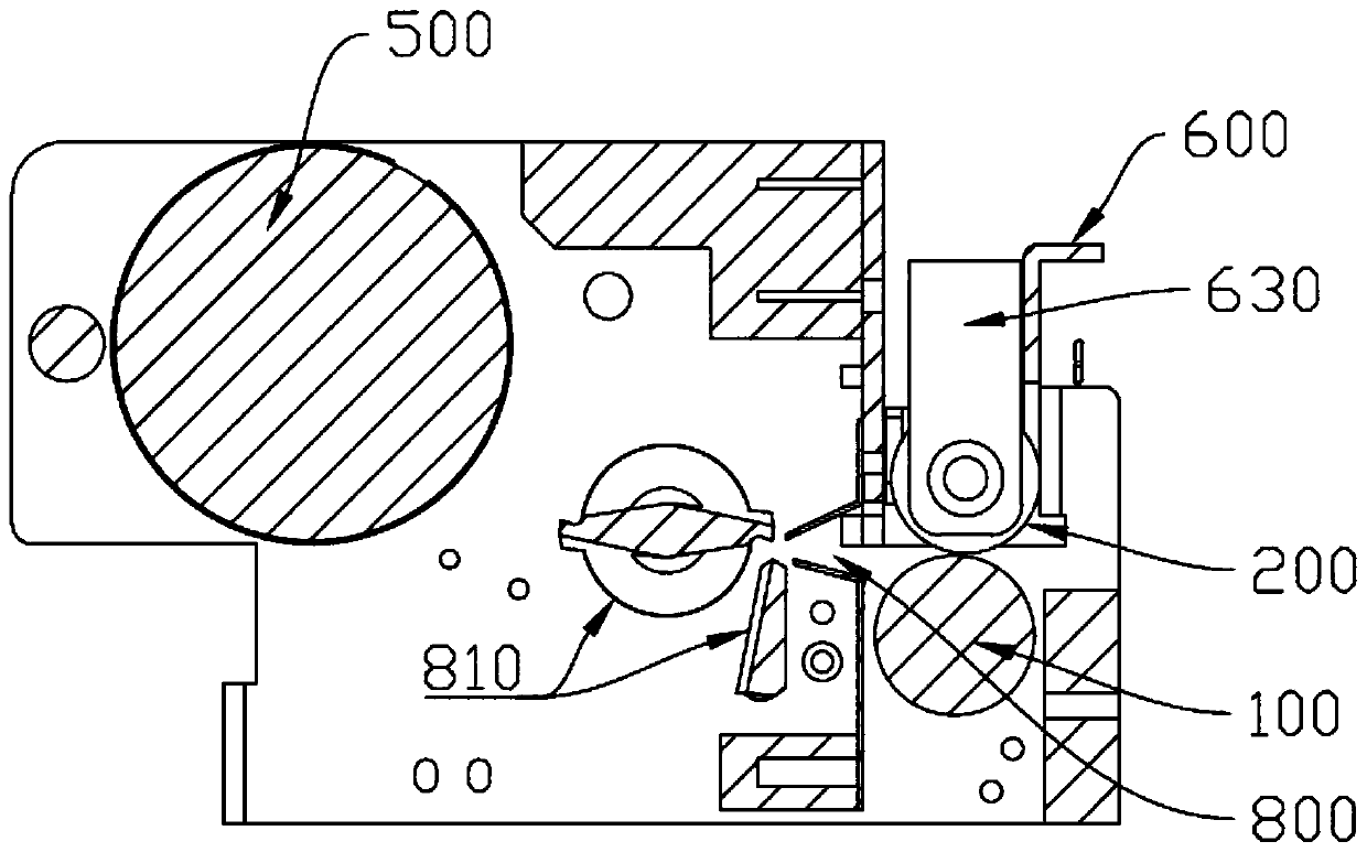 Medium transferring mechanism of barcode printer cutting device