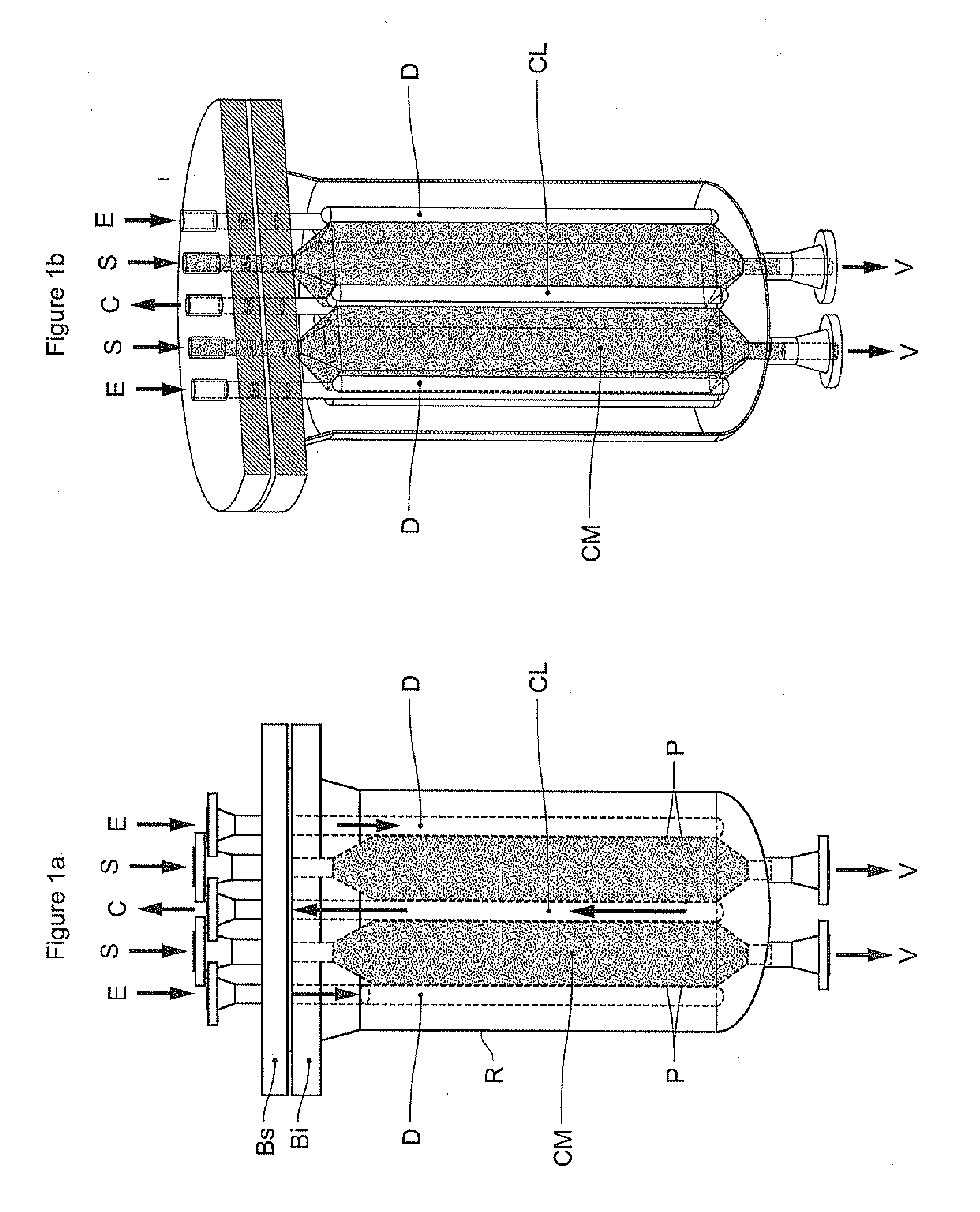 Thin layer fixed bed reactor for the chemical treatment of a finely divided catalytic solid