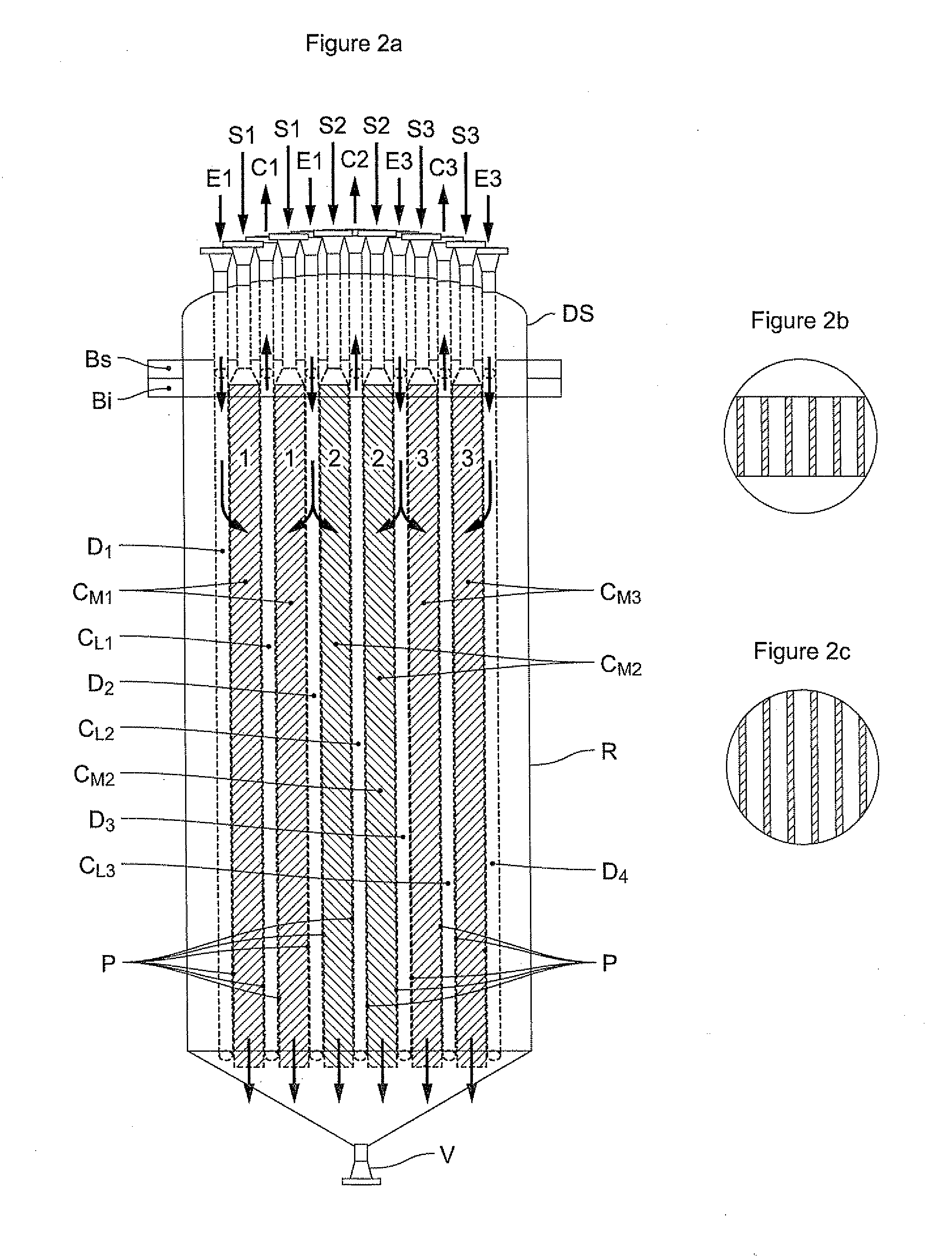 Thin layer fixed bed reactor for the chemical treatment of a finely divided catalytic solid