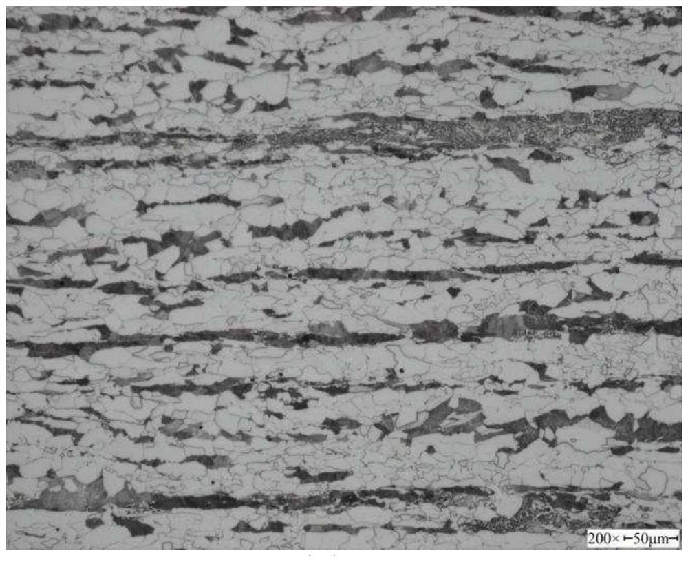 Method for producing Q460-grade building steel with low yield ratio and high toughness under air cooling