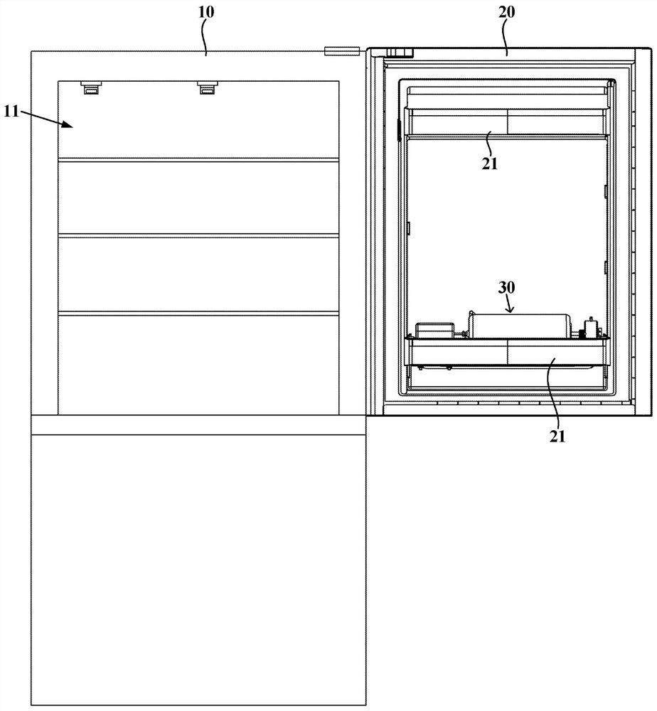 Refrigerator and pickling device thereof