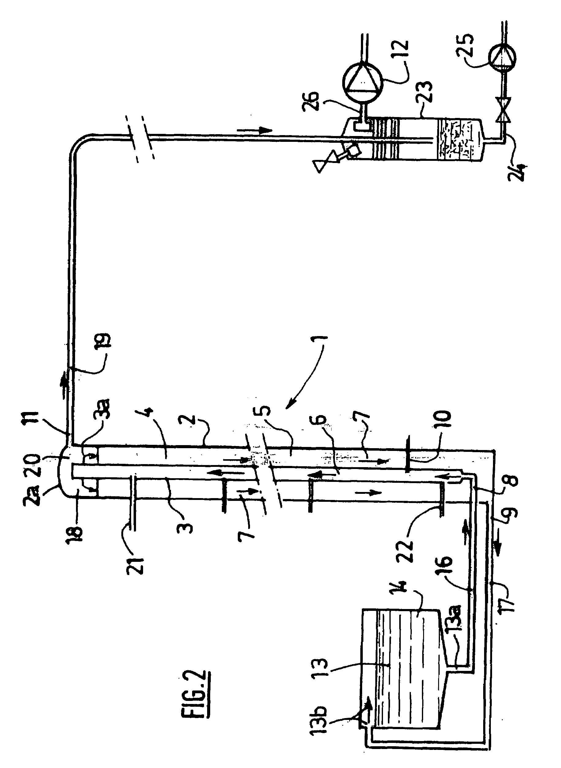 Method and installation for treating an aqueous effluent, in order to extract at least one dissolved gaseous compound; application to aquaculture in recirculated aqueous medium