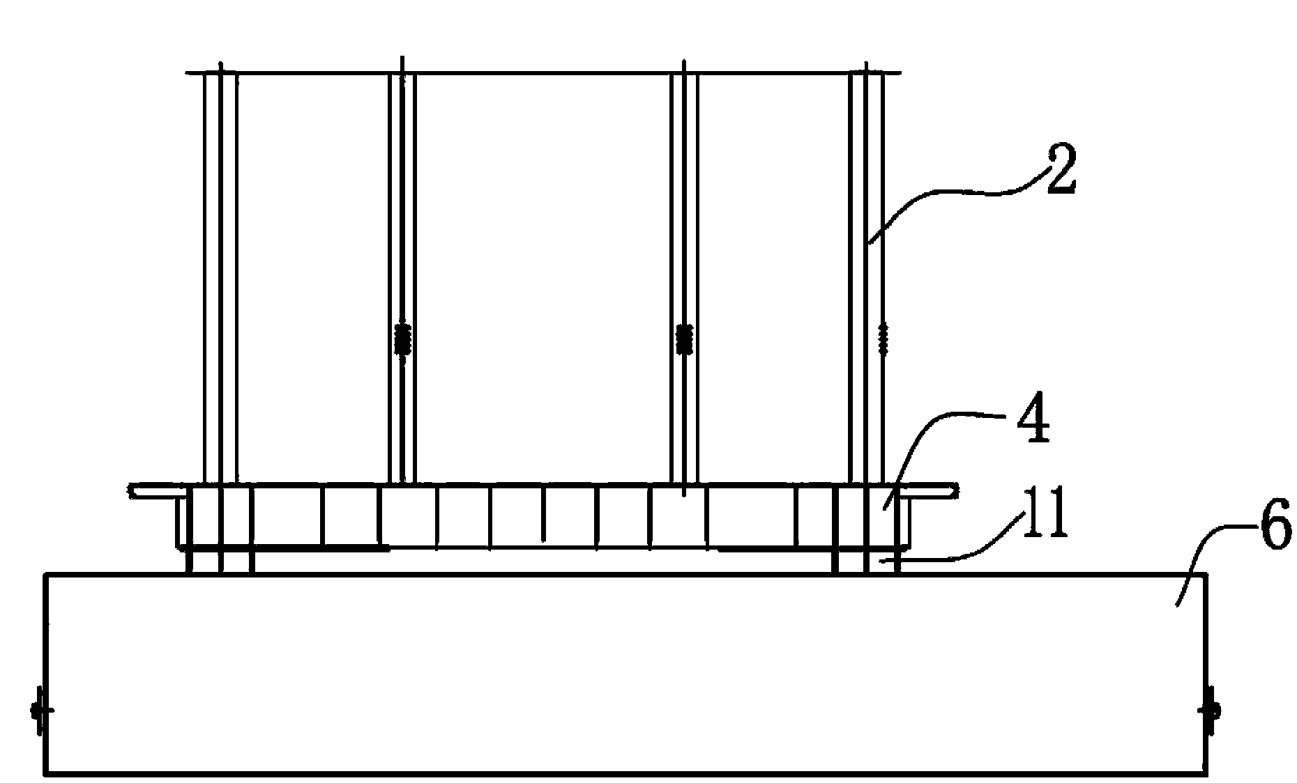 Floating bridge type pedestal of semi-mobile crushing station for mining, and its application