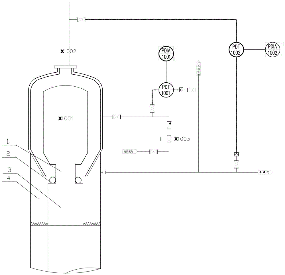 A device for accurately measuring the pressure difference at the slag outlet of a gasifier and its measuring method