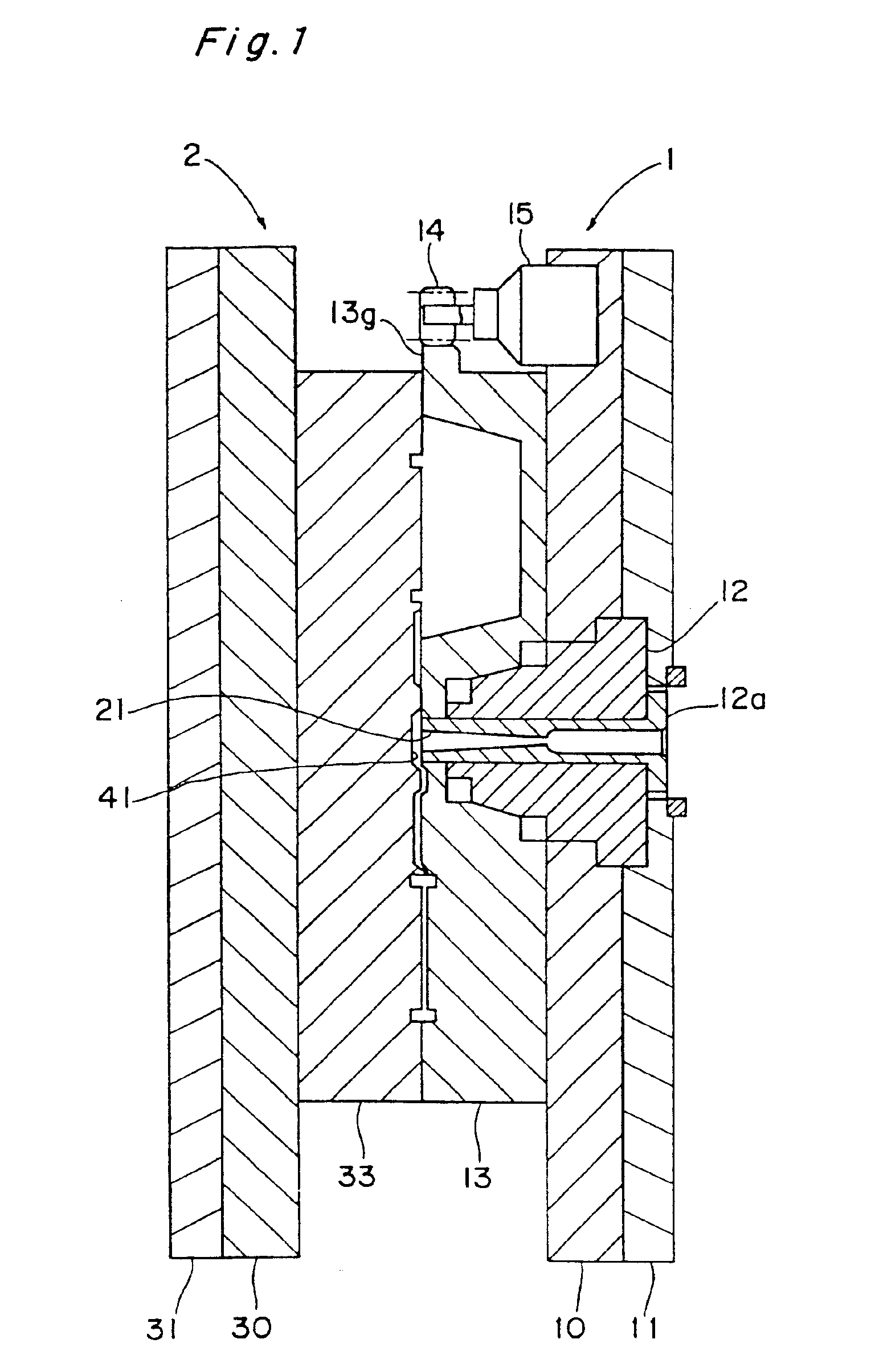 Apparatus for manufacturing synthetic resin hollow member incorporating an intermediate element therein