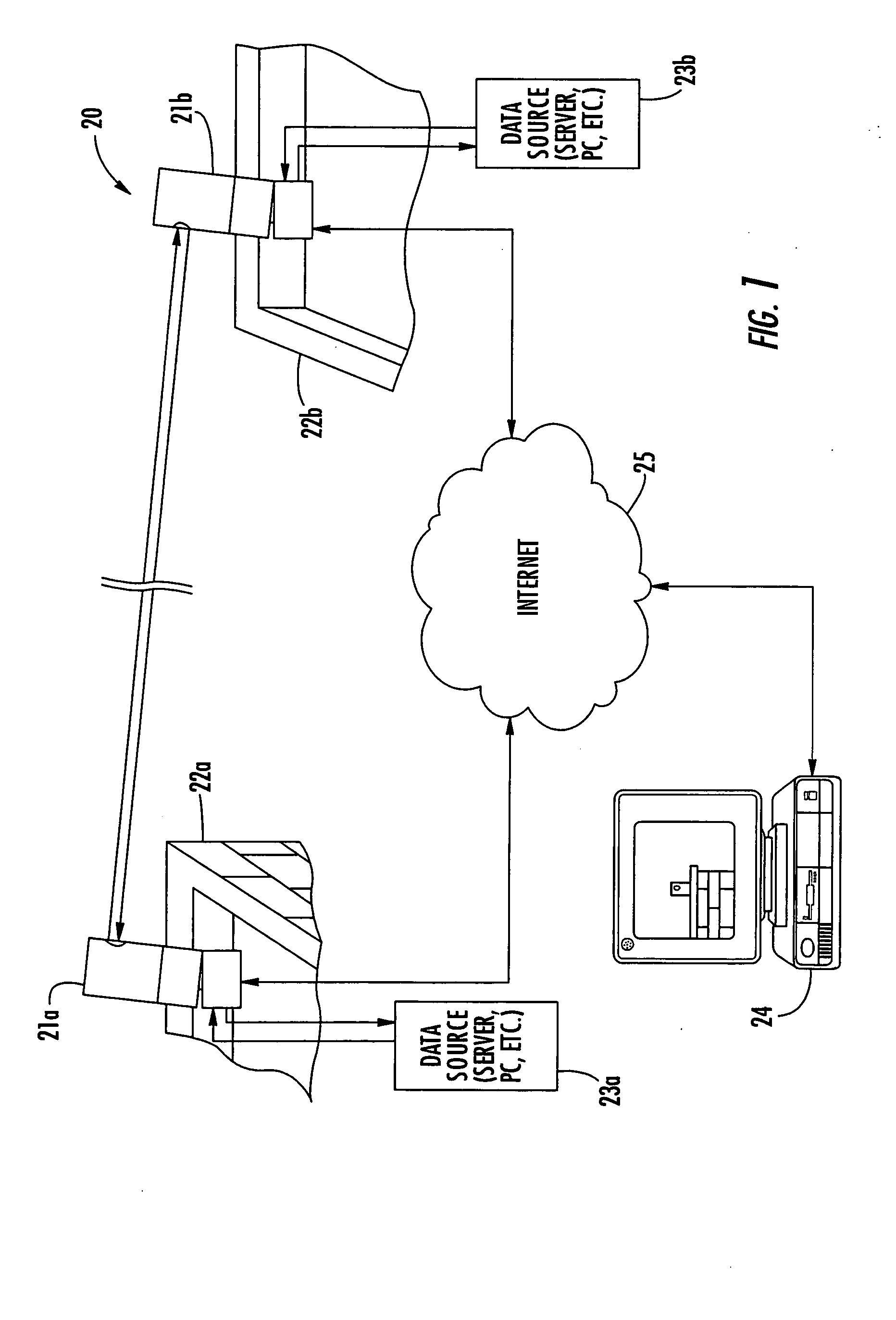 Free space optical (FSO) device providing power reduction features and related methods