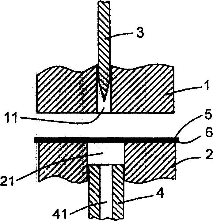 Pallet part riveting device and method for riveting the pallet using the device