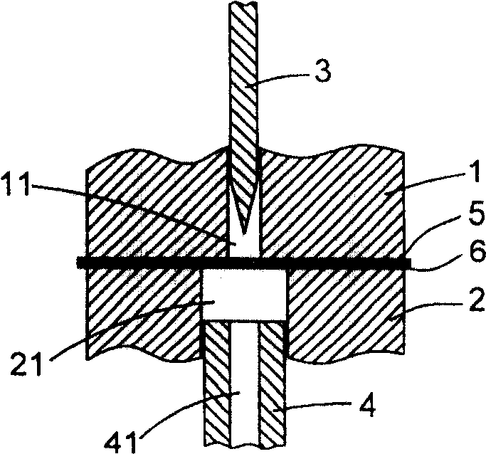 Pallet part riveting device and method for riveting the pallet using the device