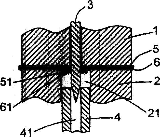 Pallet part riveting device and method for riveting the pallet using the device