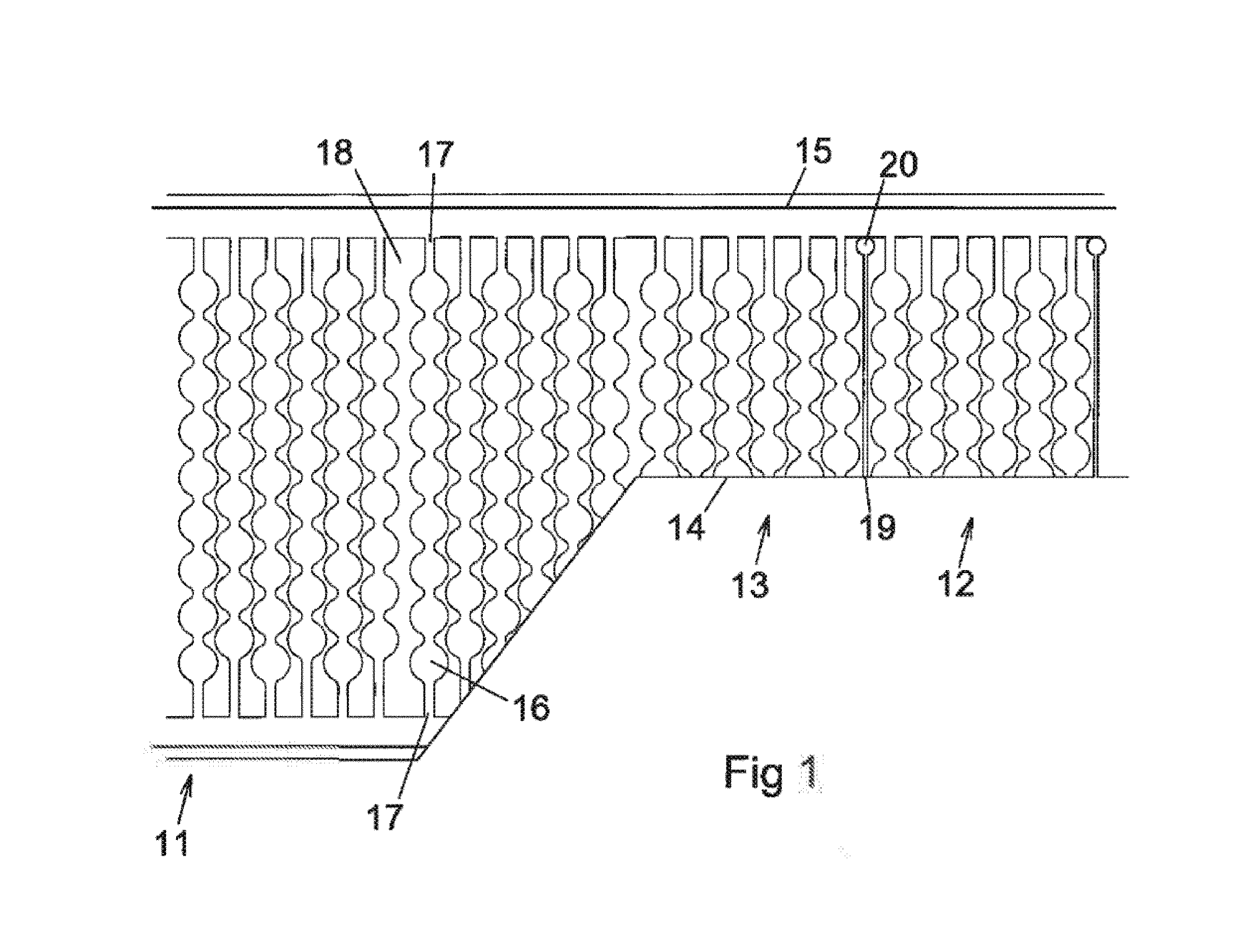 Device for producing shock-absorbing inflatable package and method for filling it