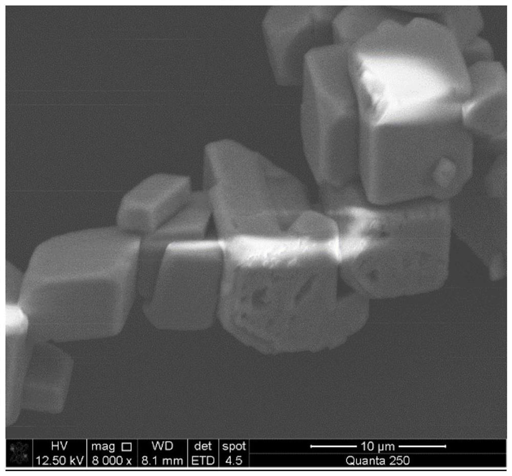 Method for preparing calcium carbonate and hydrogen chloride gas by mineralizing alkali-making distilled ammonia waste liquid