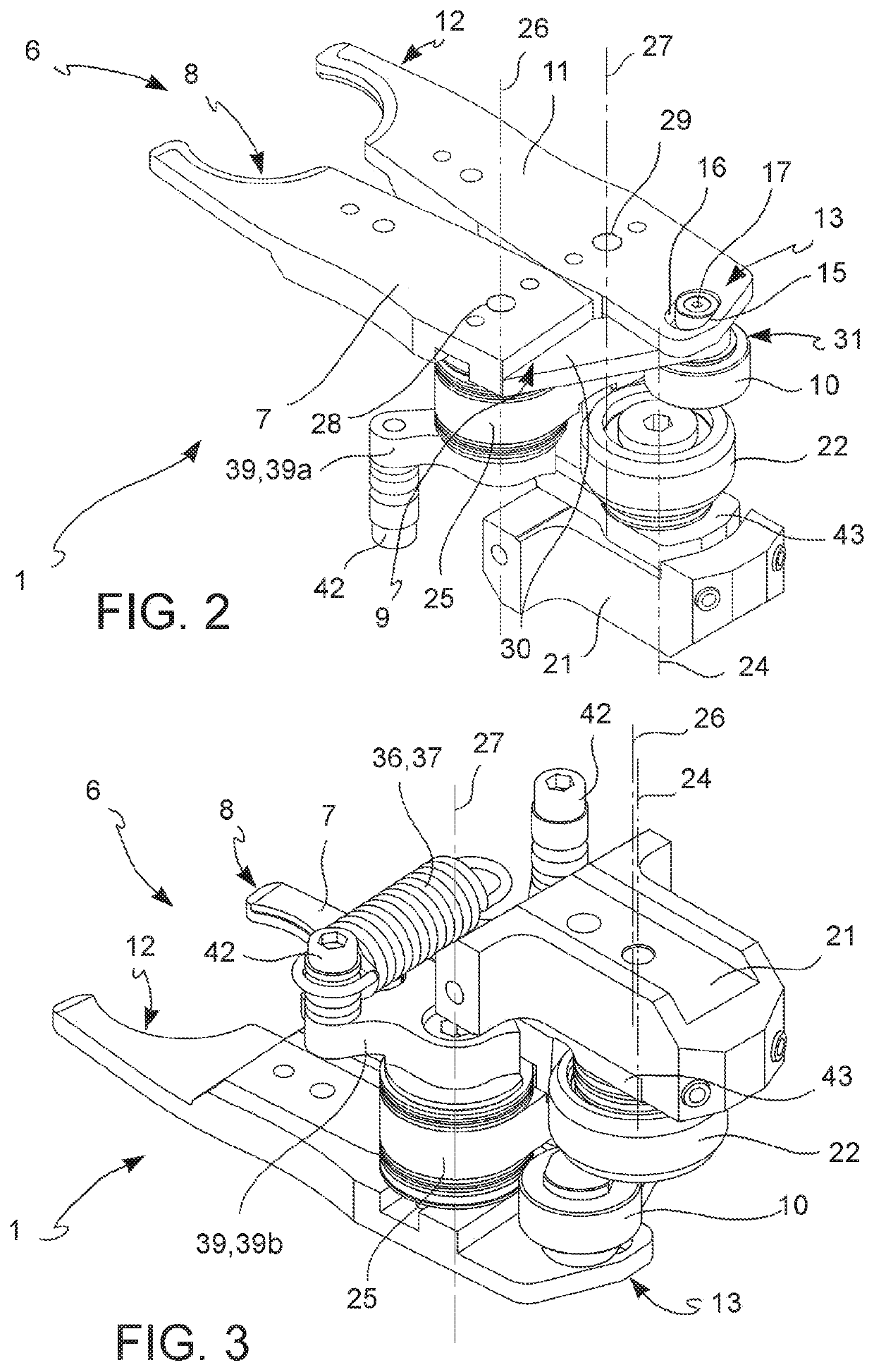 Handling device for containers provided with clamps for opening on command
