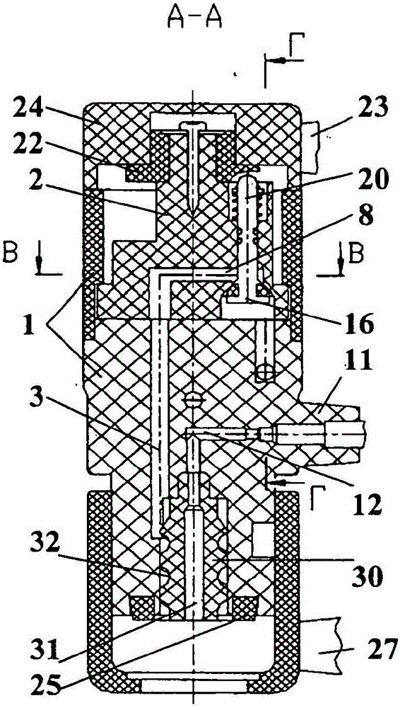 Device for manually pouring foaming and carbonated beverages